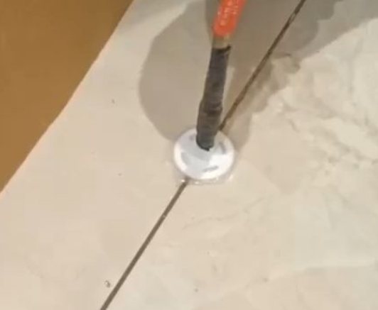 安龙瓷砖空鼓维修公司专业解答瓷砖在铺贴过程中，如果没有涂抹均匀到位的粘结材料（如水泥砂浆或瓷砖胶），可能会导致以下问题