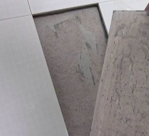 安龙瓷砖空鼓维修公司分享瓷砖铺贴时如果打浆（即涂抹在瓷砖背面和基层上的砂浆或瓷砖胶）过少，会带来以下问题